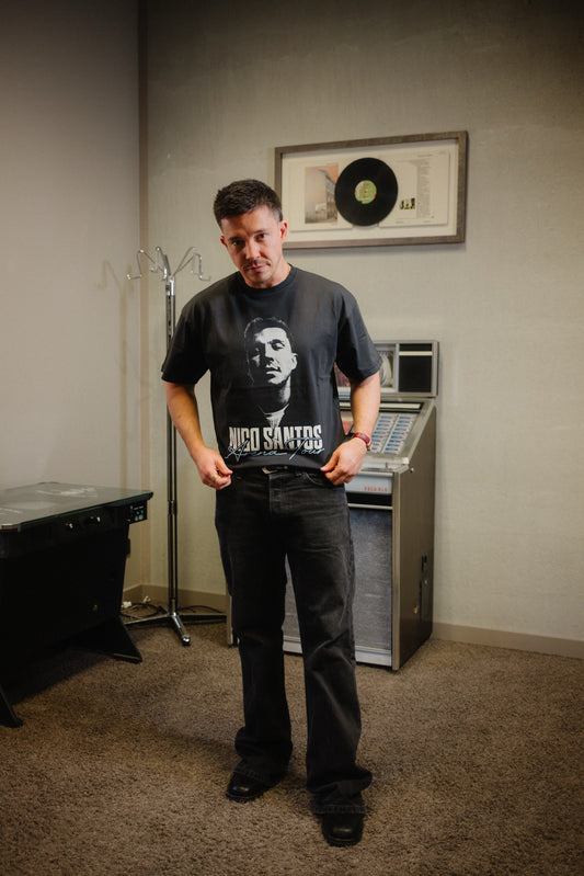 'POV' Smart Music Album Bundle (NFC) mit Nico Santos Arenatour T-Shirt 2026 washed black