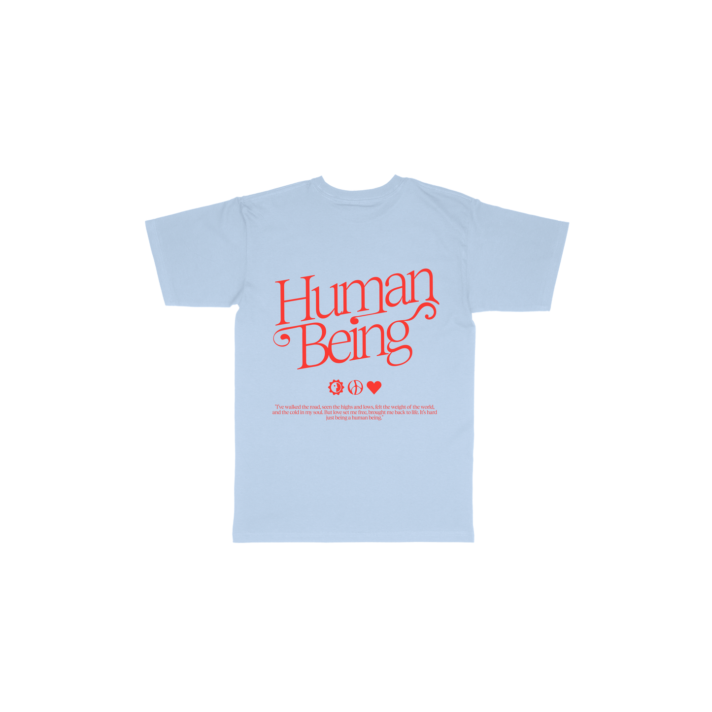 Blaues T-Shirt mit roter Schrift bei Nico Santos