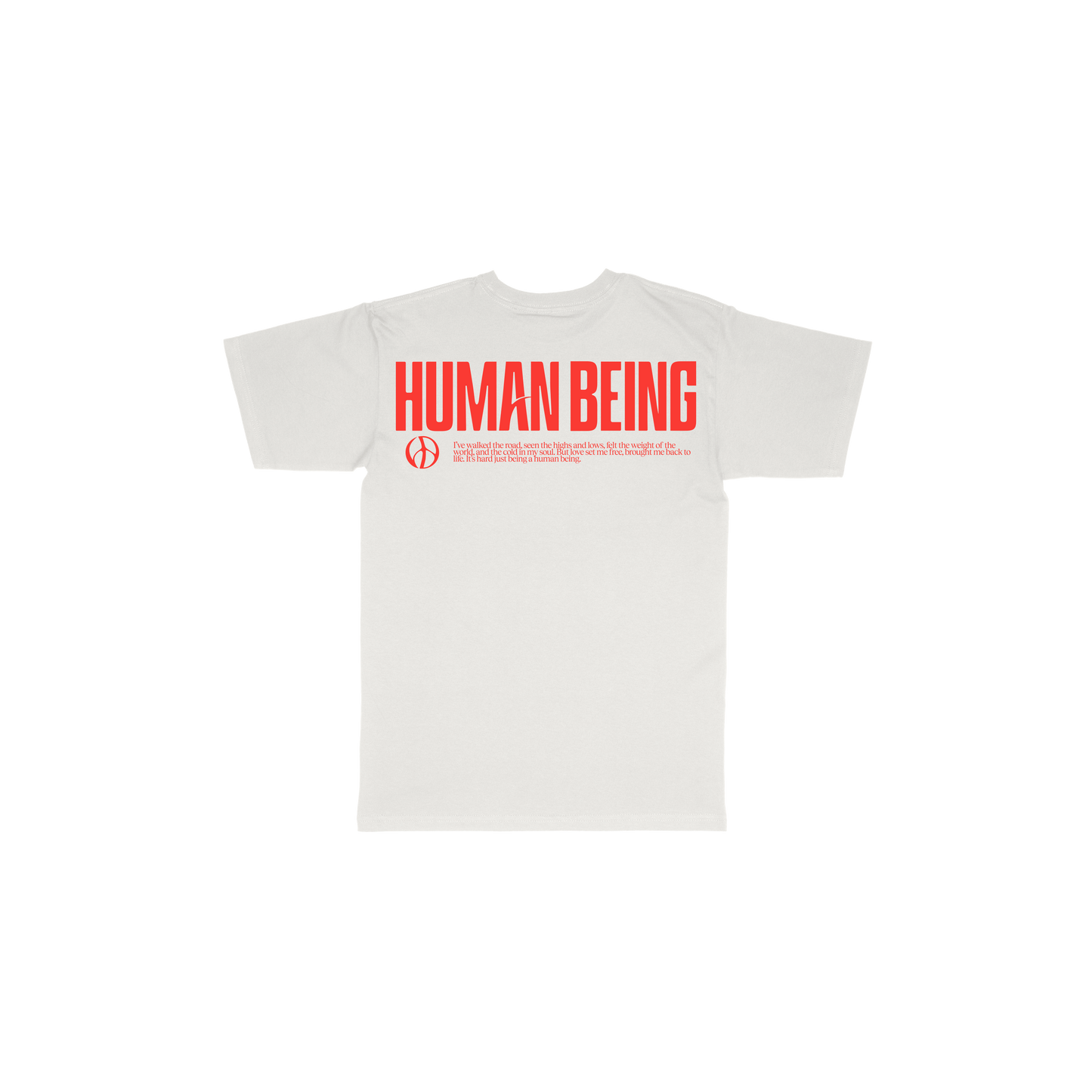 Weißes T-Shirt mit roter Schrift bei Nico Santos